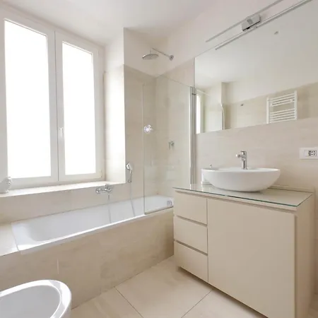 Elegant And Spacious Apartment, Vespasiano 9 Rome