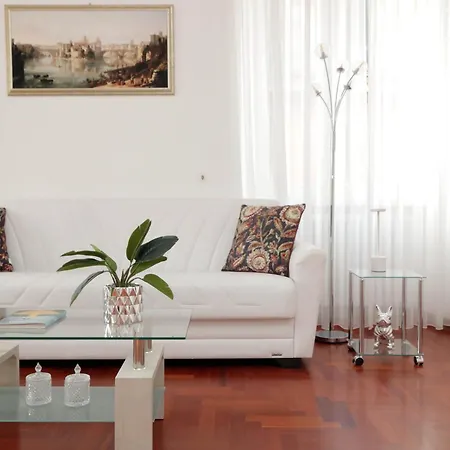 Elegant And Spacious Apartment, Vespasiano 9 * Rome
