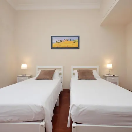 Elegant And Spacious Apartment, Vespasiano 9 *