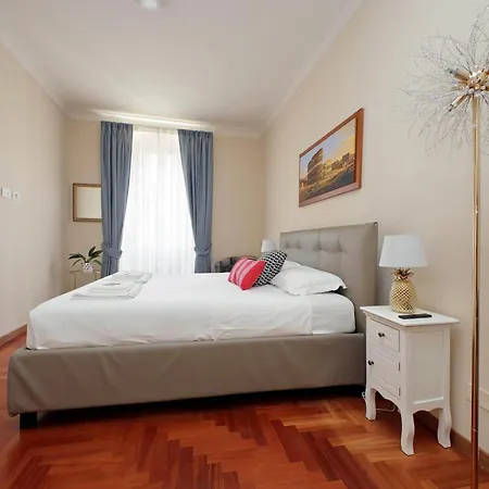 Elegant And Spacious Apartment, Vespasiano 9 * Rome