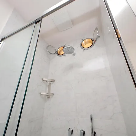 Elegant And Spacious Apartment, Vespasiano 9 *
